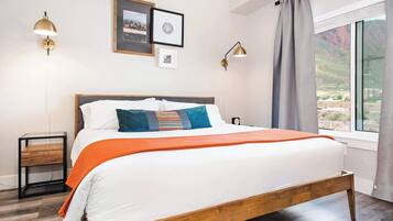 2 bedrooms, desk, iron/ironing board, WiFi