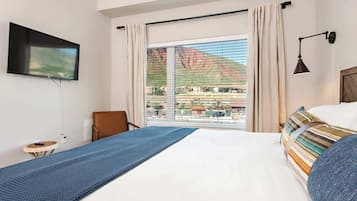 2 bedrooms, desk, iron/ironing board, WiFi