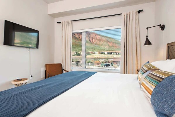2 bedrooms, desk, iron/ironing board, WiFi