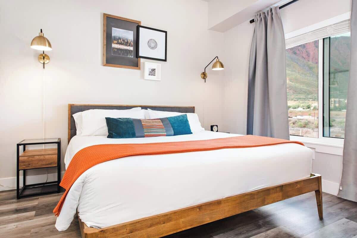 2 bedrooms, desk, iron/ironing board, WiFi