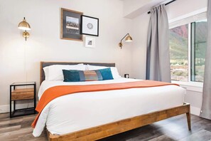 2 bedrooms, desk, iron/ironing board, WiFi