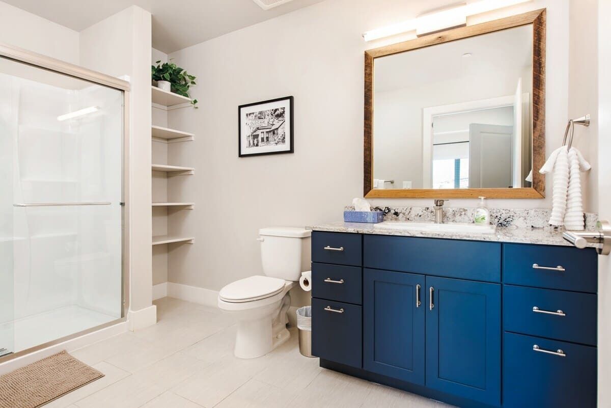 Shower, hair dryer, towels, shampoo