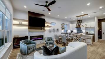 Smart TV, chimenea y estéreo