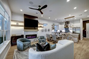 Smart TV, fireplace, stereo - Modern Luxury Dream Home 6 minutes from Downtown. SLEEPS 8 (Houston)
