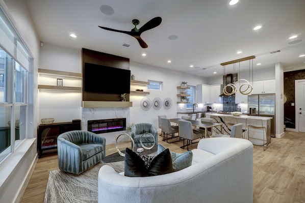 Smart TV, fireplace, stereo