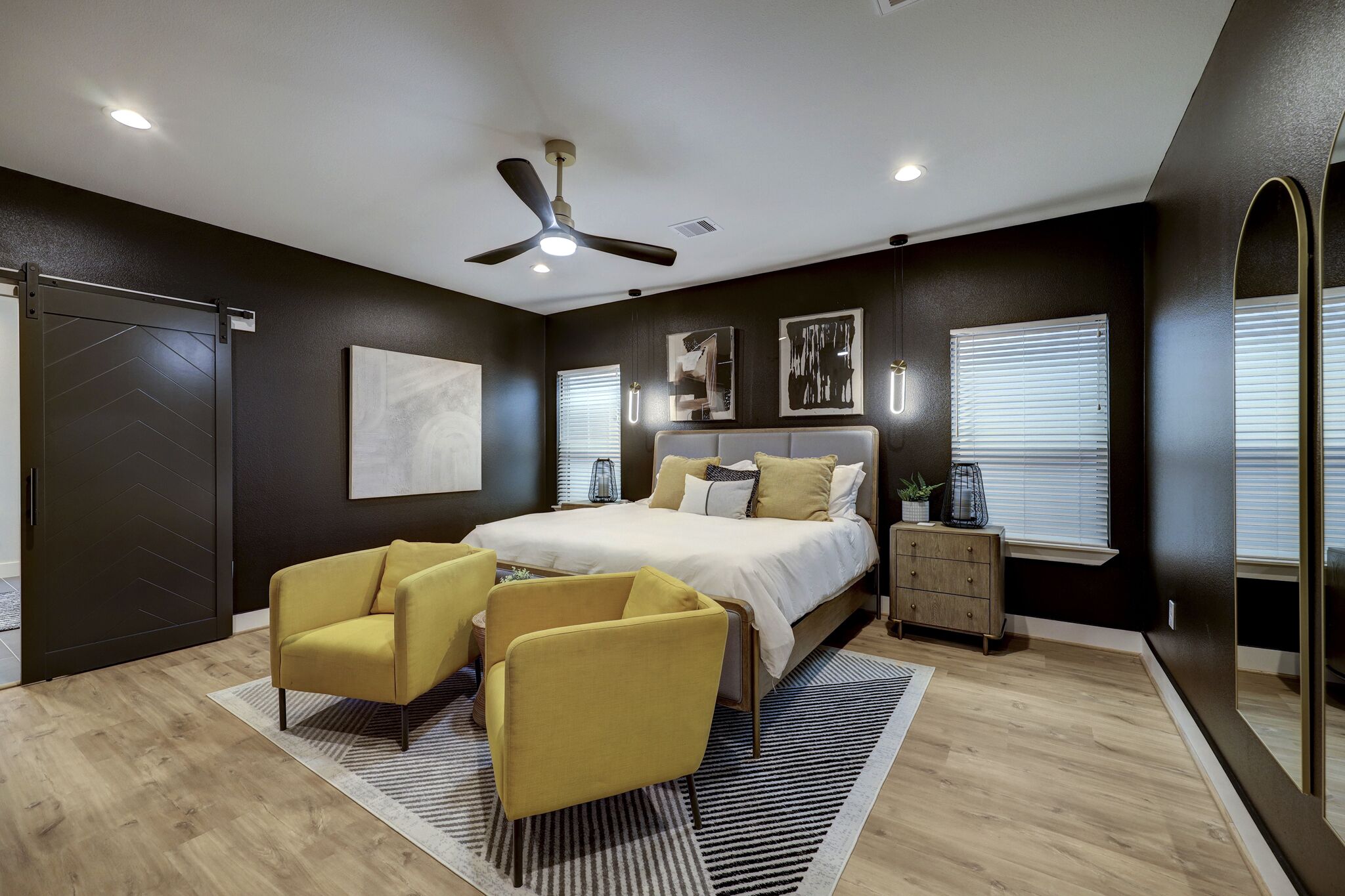 3 soverom, skrivebord, strykejern/-brett og reiseseng for barn