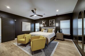 3 bedrooms, desk, iron/ironing board, travel cot - Modern Luxury Dream Home 6 minutes from Downtown. SLEEPS 8 (Houston)