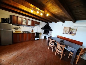 Frigorifero, forno, piano cottura, macchina per tè/caffè