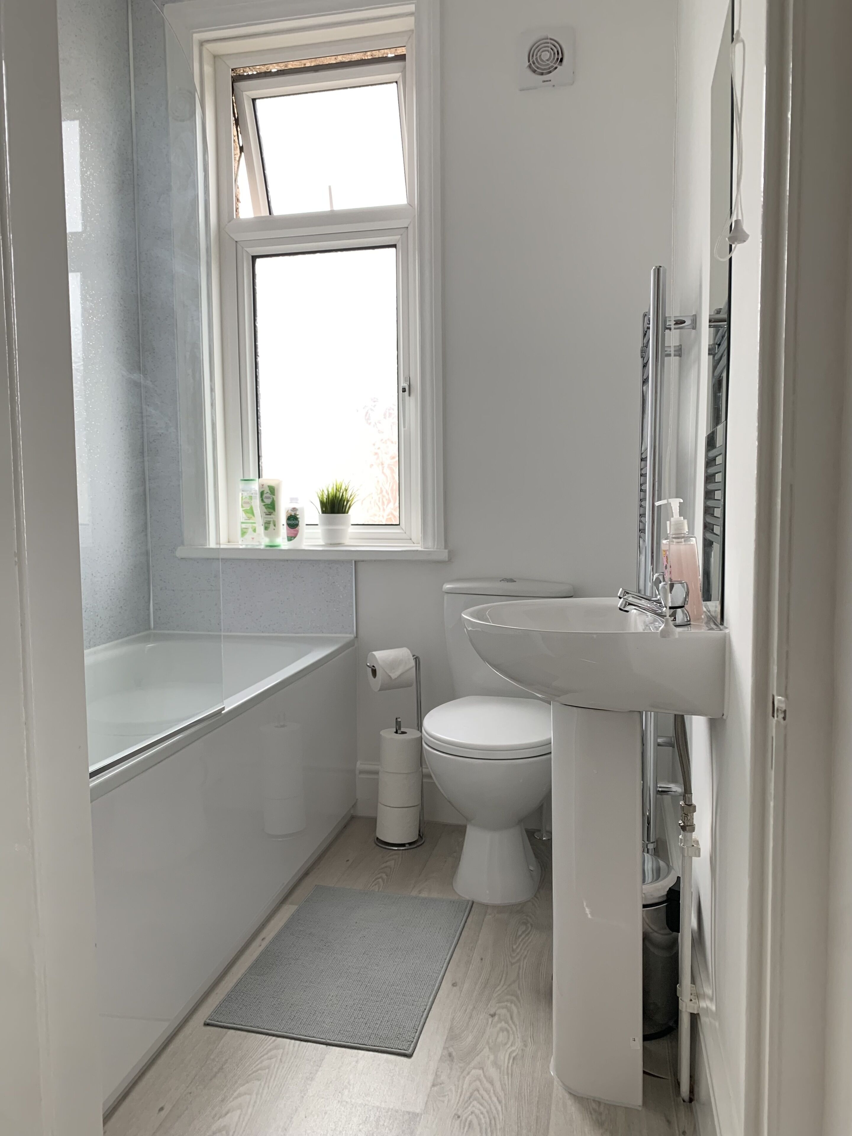 吹风机、毛巾、肥皂、洗发水