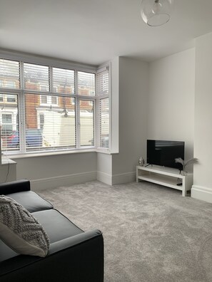 Living area - Iris home in Southsea, Portsmouth. 15 minute walk to the seafront!  (Portsmouth)