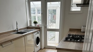 Una cocina moderna con lavadora, un lavaplatos y una estufa.