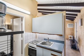 Kjøleskap, mikrobølgeovn, ovn og kaffetrakter/tekoker