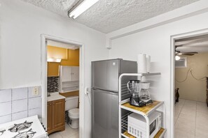 Kühlschrank, Mikrowelle, Ofen, Wasserkocher mit Kaffee-/Teezubehör