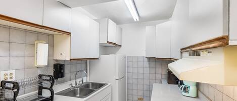 Fridge, microwave, oven, coffee/tea maker