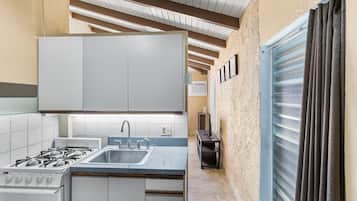Refrigerador, microondas, horno y cafetera y tetera