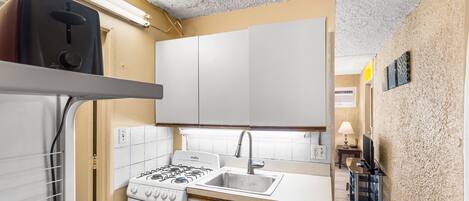 Fridge, oven, coffee/tea maker, toaster