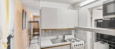 Fridge, microwave, oven, coffee/tea maker