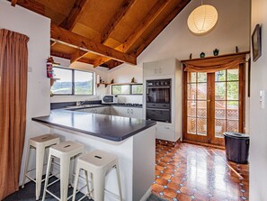 Fridge, microwave, toaster, cookware/dishes/utensils - Mangawhero Tree House - Ohakune Holiday Home (Ohakune)