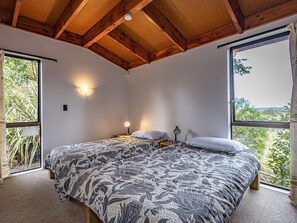 4 bedrooms, bed sheets - Mangawhero Tree House - Ohakune Holiday Home (Ohakune)