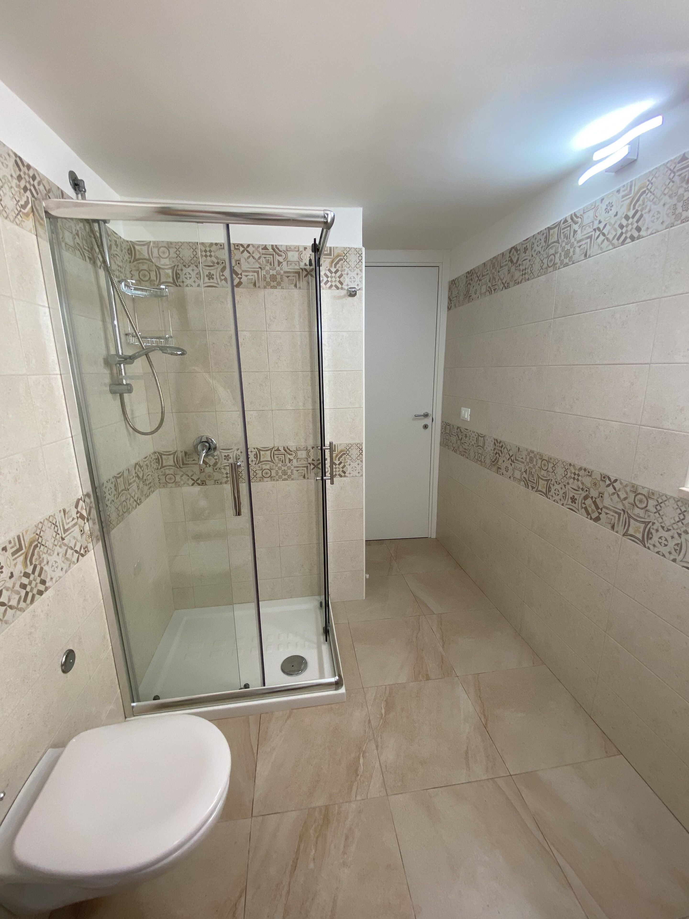 Dusche, Haartrockner, Bidet, Handtücher