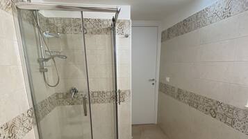 Dusche, Haartrockner, Bidet, Handtücher