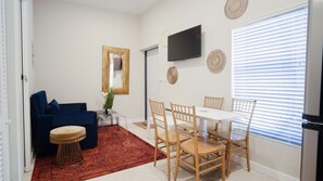 都會公寓 | 起居區 | 50-吋智慧型電視，提供有線頻道