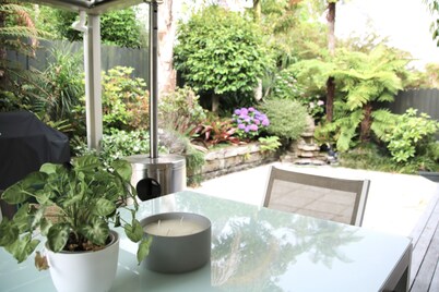 Sea Breeze - Stunning Views in a Modern Auckland Northshore Holiday Home