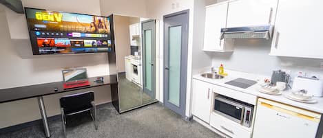 Studio | Private kitchen | Fridge, microwave, oven, stovetop