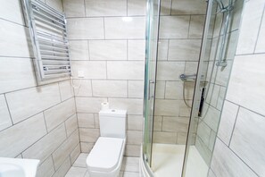 开间 | 浴室 | 淋浴设施、吹风机、毛巾