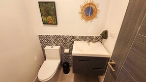 Secadora de cabello, toallas, jabón, papel de baño