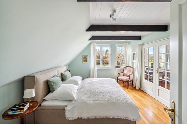 6 bedrooms, desk, iron/ironing board, travel cot