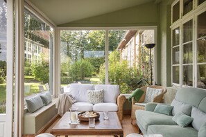 Tv, eldstad, böcker och en stereo