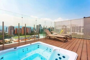 Tina de hidromasaje al aire libre