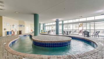 Una piscina techada, una piscina al aire libre