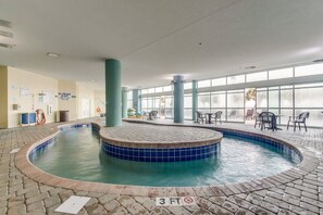 Una piscina techada, una piscina al aire libre