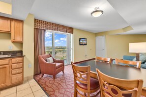 Signature Apartment, 1 Bedroom, Non Smoking, City View | In-room dining