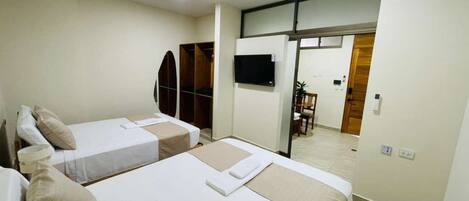 Estudio Confort | Espacio para trabajar con laptop, wifi gratis y ropa de cama