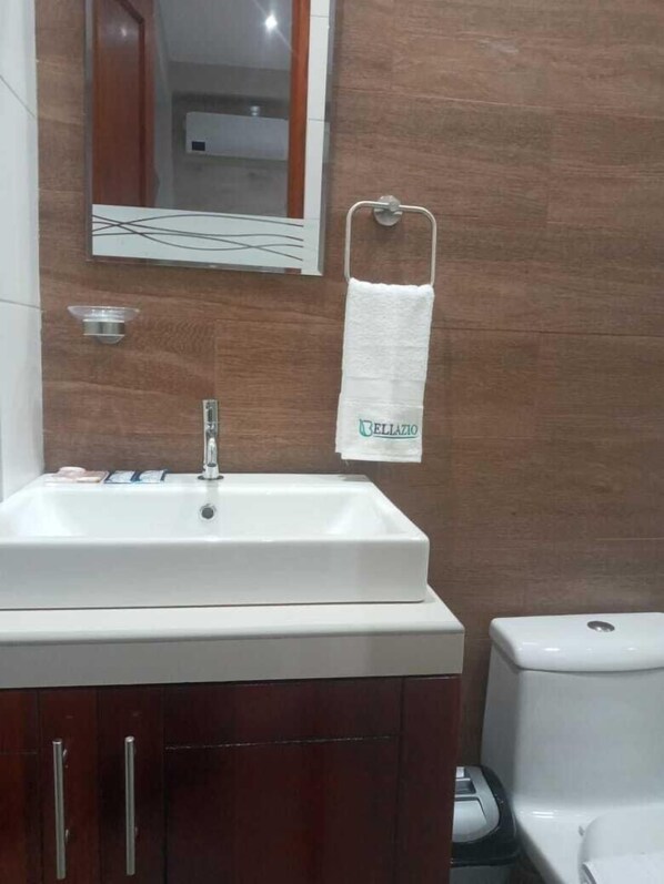 Family Apartment | Bathroom | Shower, free toiletries, hair dryer, towels - Bellazio Aparthotel (Iquitos)
