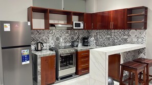 大冰箱、微波炉、烤箱、炉灶