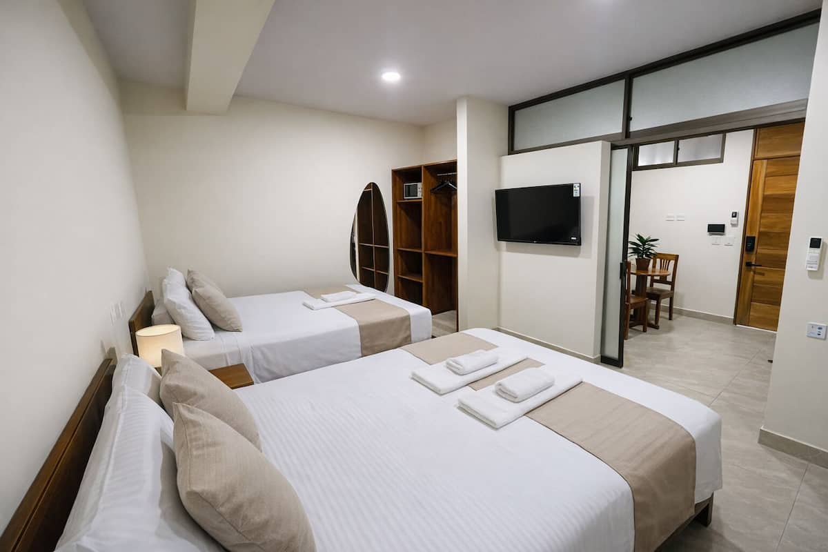 Espacio para trabajar con laptop, wifi gratis y ropa de cama