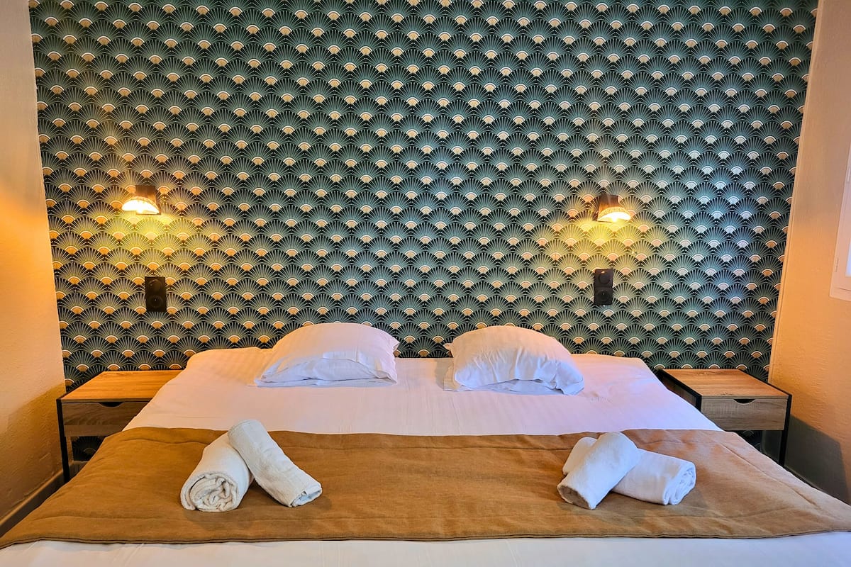 Kamar Standar | Seprai premium, busa memori, brankas, dan tirai kedap cahaya