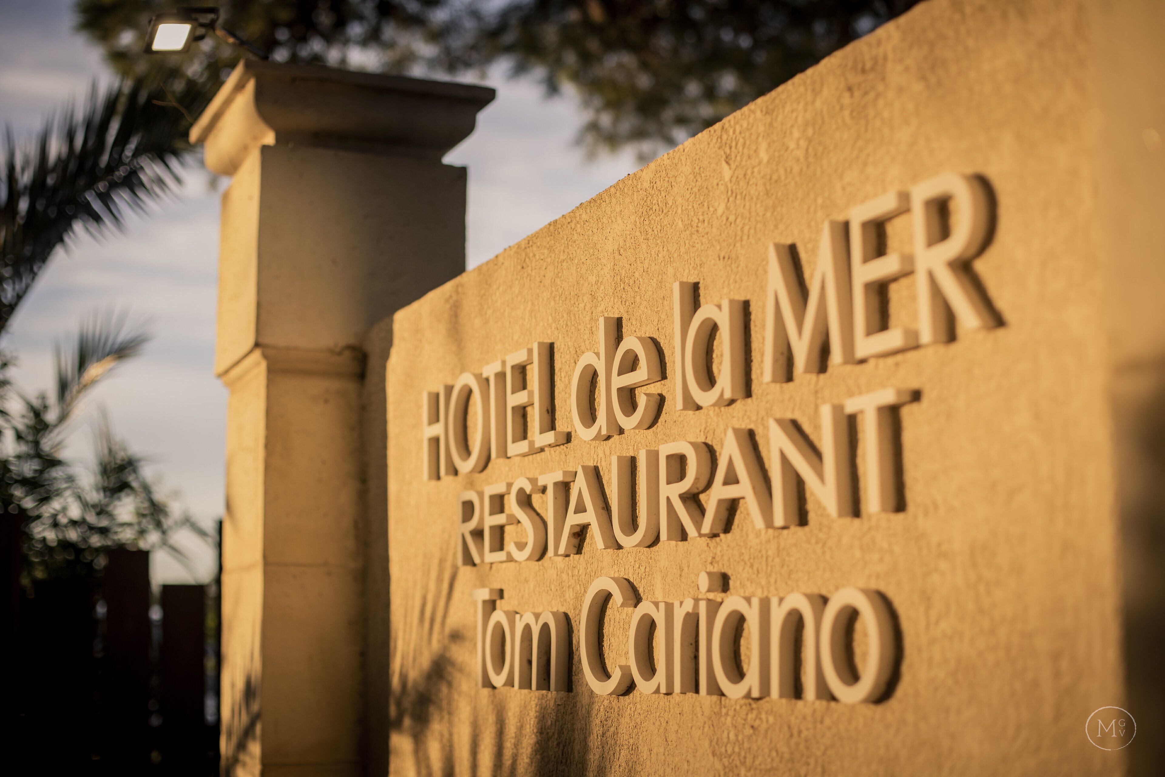 A sign for Hotel de la MER Restaurant Tom Carico.