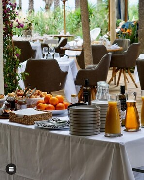 Petit déjeuner buffet (16.50 EUR par personne)