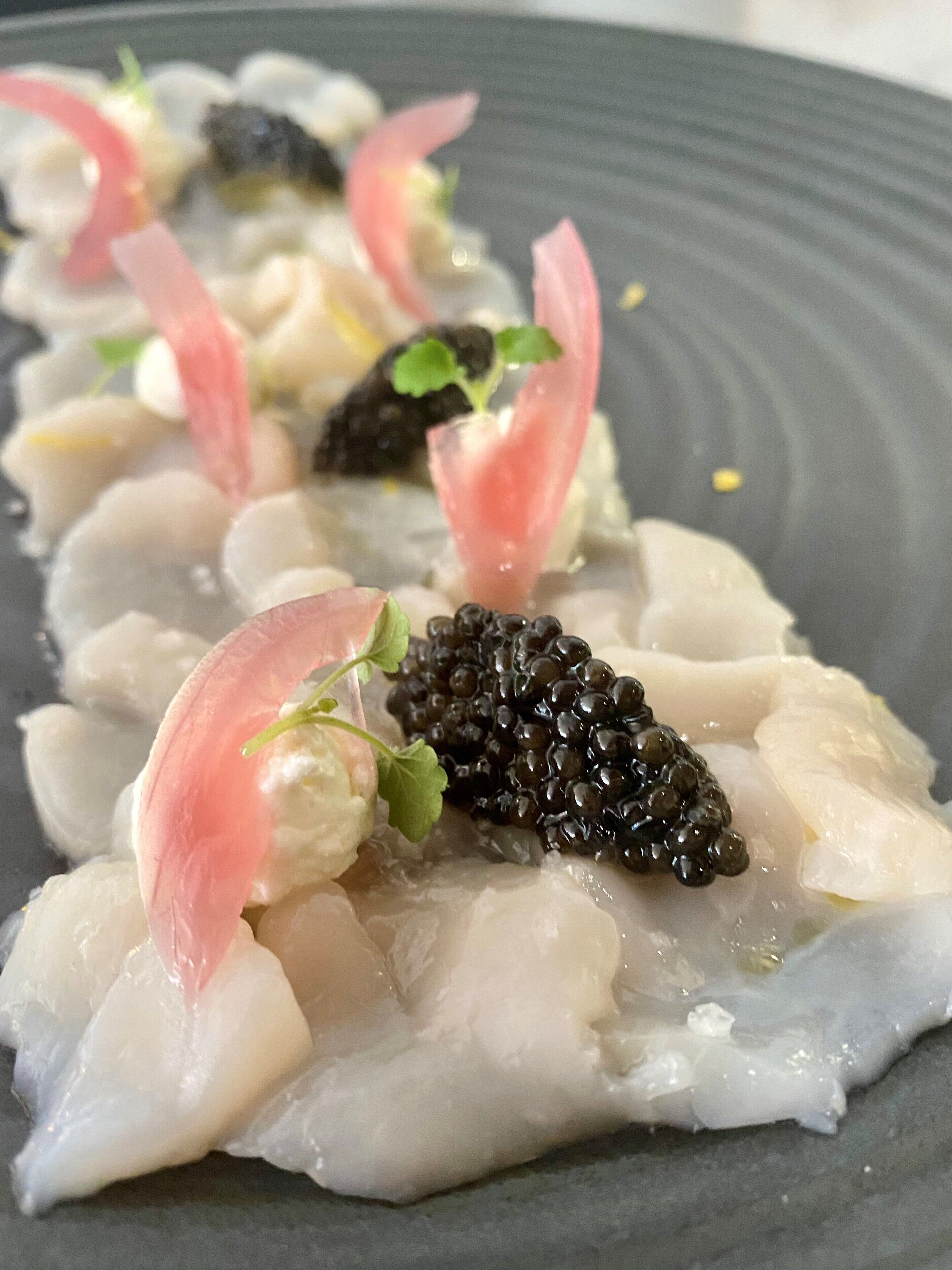 Un plato con mariscos y caviar.