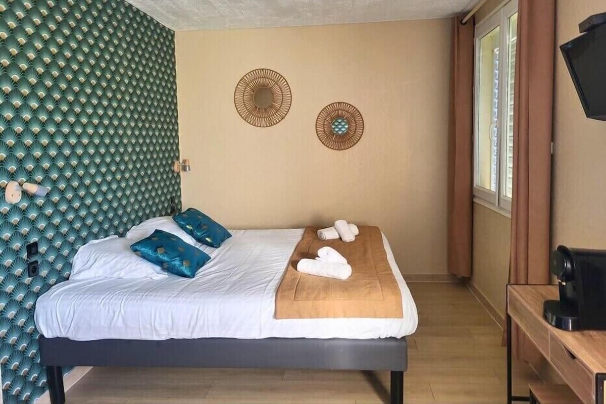 Kamar Superior | Seprai premium, busa memori, brankas, dan tirai kedap cahaya