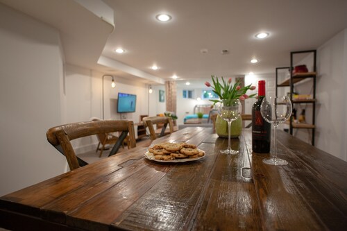 Hidden treasure, GREAT for families - Roomy, comfy, close to everything!