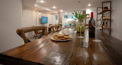 Hidden treasure, GREAT for families - Roomy, comfy, close to everything!