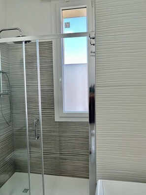 Ferienhaus | Badezimmer | Badewanne, Handtücher