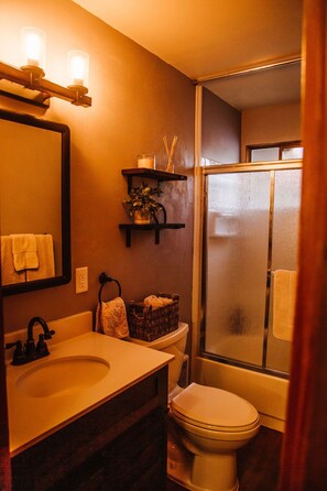 Towels, soap, shampoo, toilet paper - Cozy Fishing Cabin: Hat Creek, Pit River, Fall River, Baum Lake. Burney Falls. (Cassel)