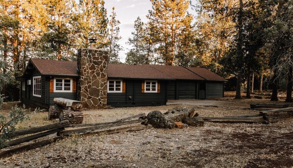 Exterior - Cozy Fishing Cabin: Hat Creek, Pit River, Fall River, Baum Lake. Burney Falls. (Cassel)